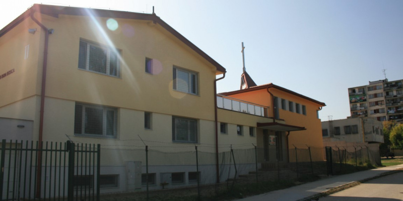  Občianske budovy / Seleziánsky kostol na Luníku 9
